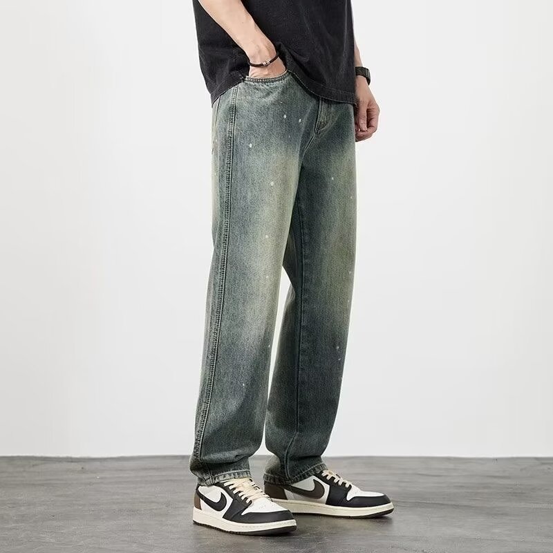 Fashionable Men’s Straight-Leg Jeans with Distressed Detailing