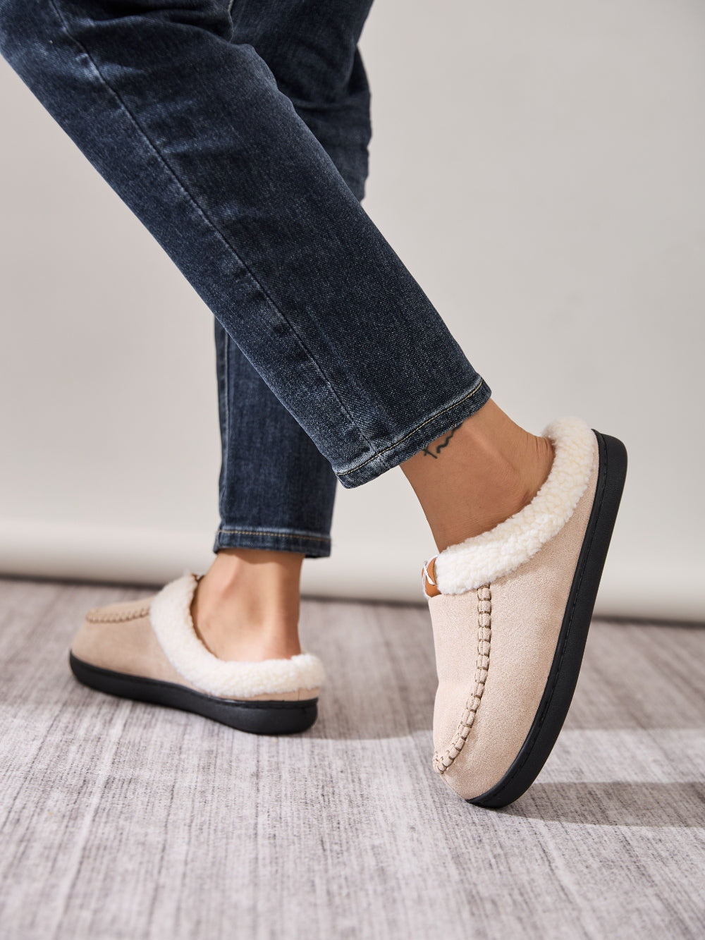 Contrast Round Toe Flat Slippers worn indoors, perfect for everyday comfort