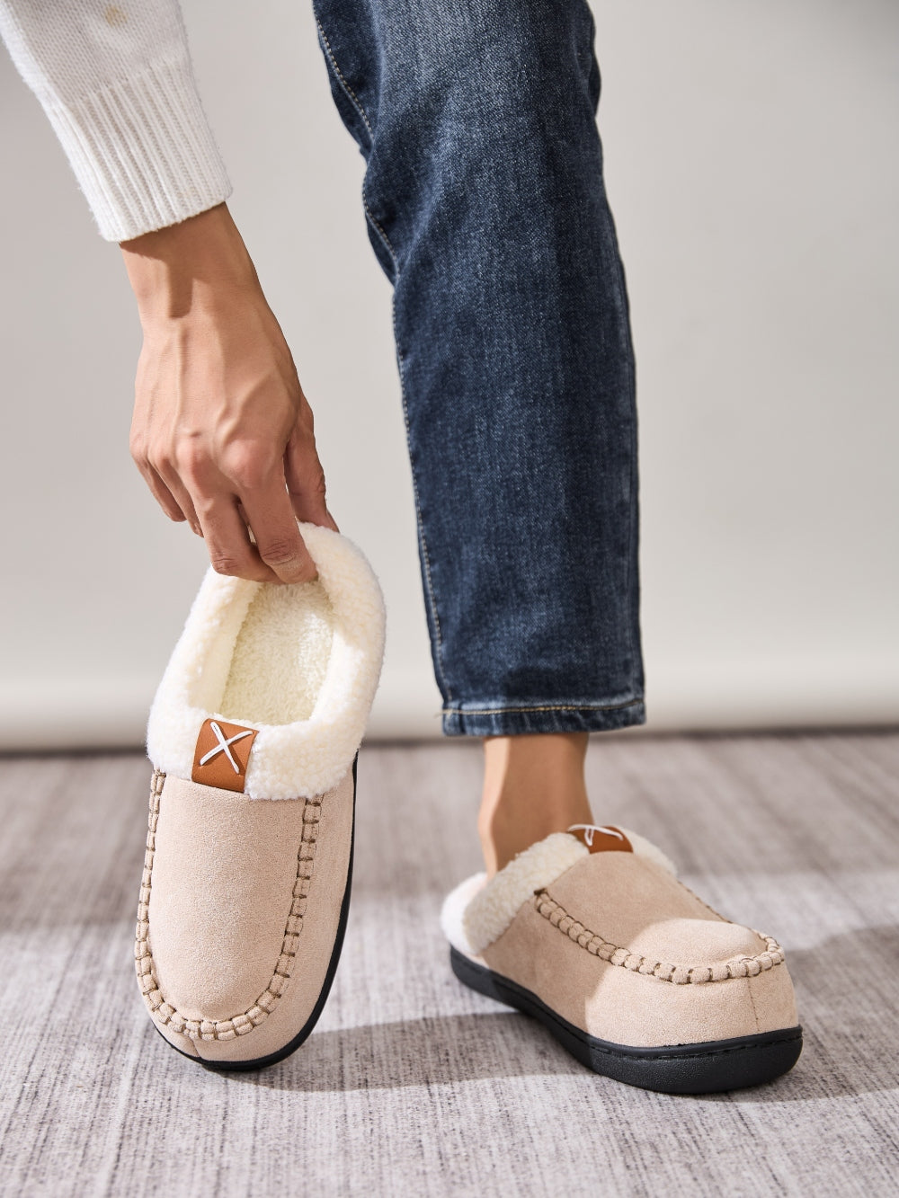 Contrast Round Toe Flat Slippers paired with jeans for a casual and stylish look