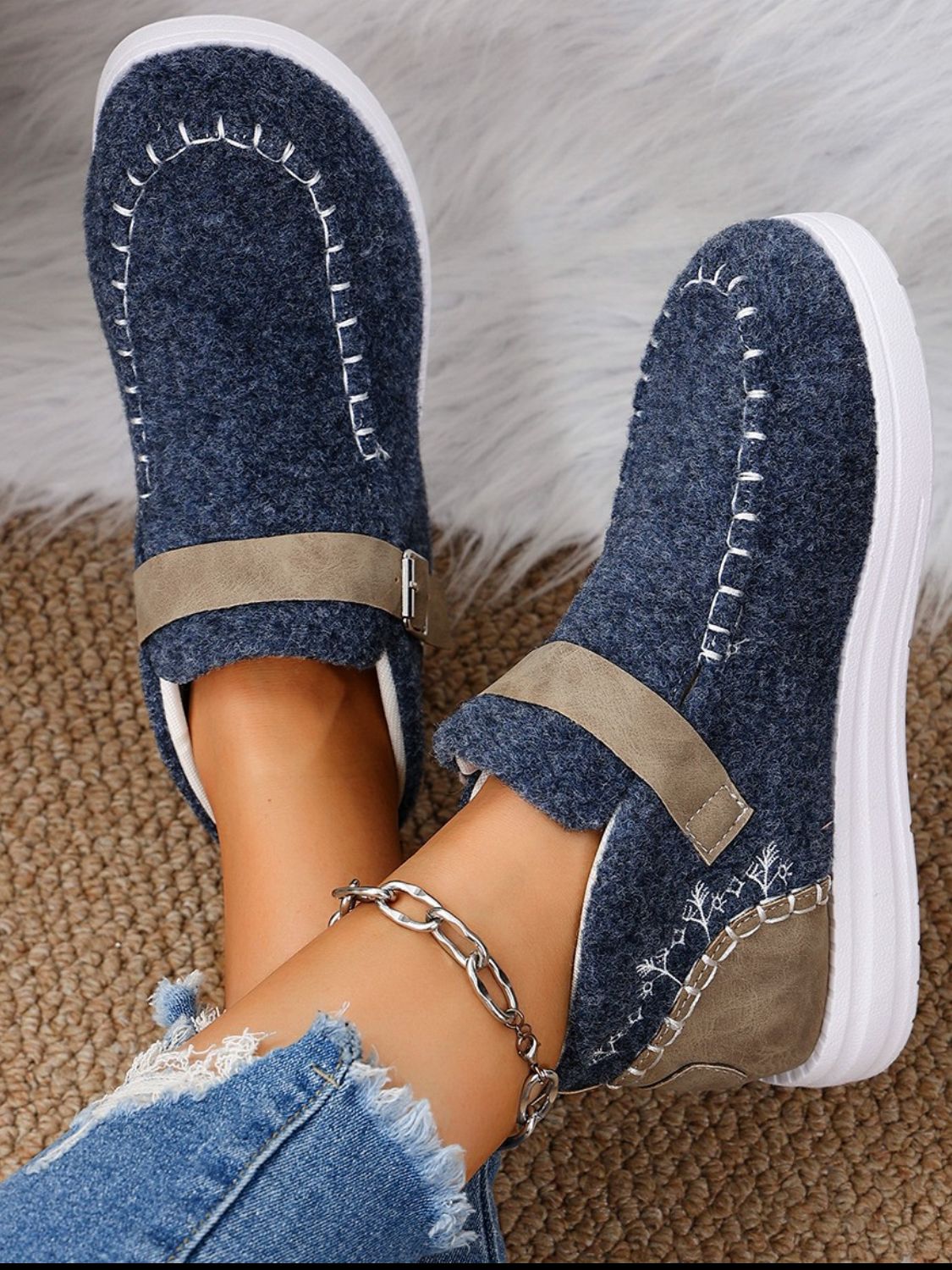 Contrast Round Toe Sneakers paired with denim for a casual look