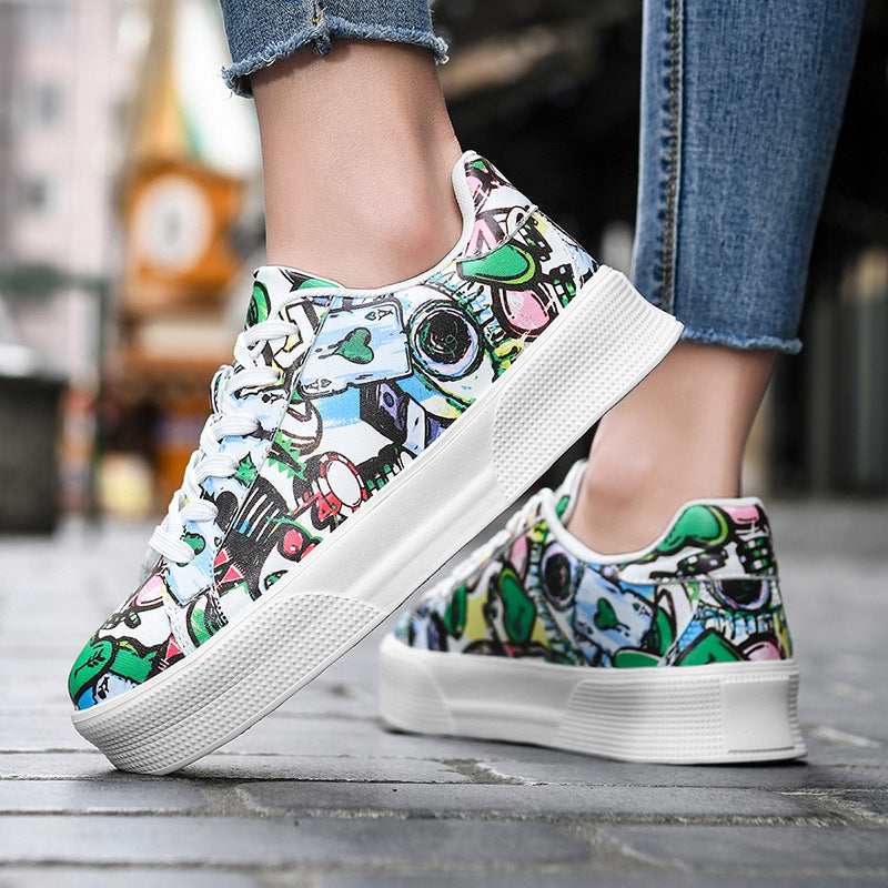 Matching couple sneakers featuring a low-top soft bottom and printed embroidery.