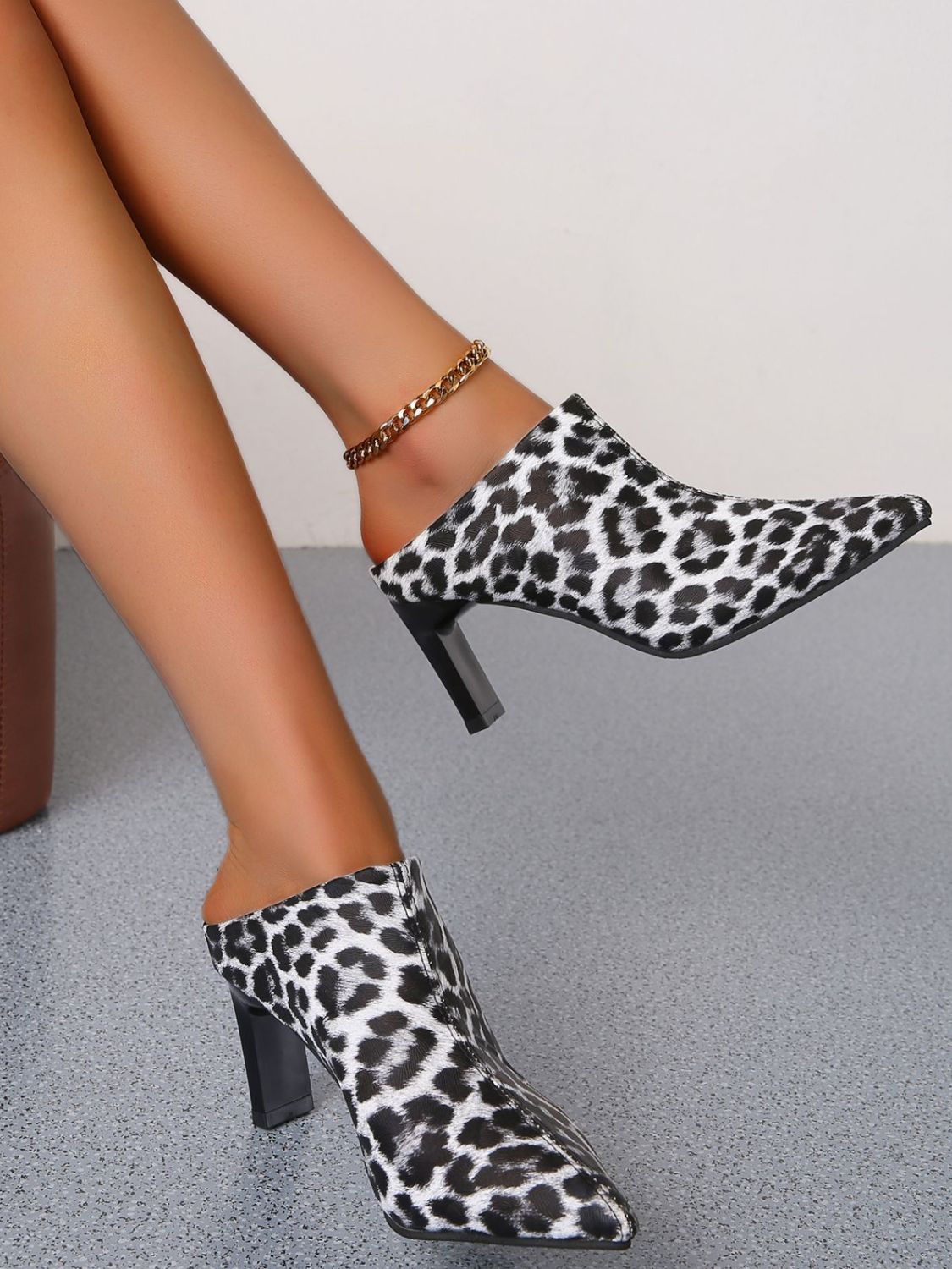 PU Leather Leopard Point Toe Pumps, a stylish and bold addition to your wardrobe.